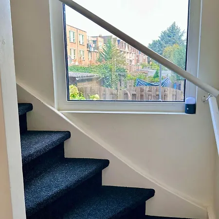 Apartament Entire House Next To Metro Station