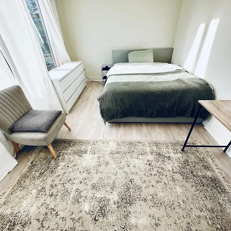Apartament Entire House Next To Metro Station
